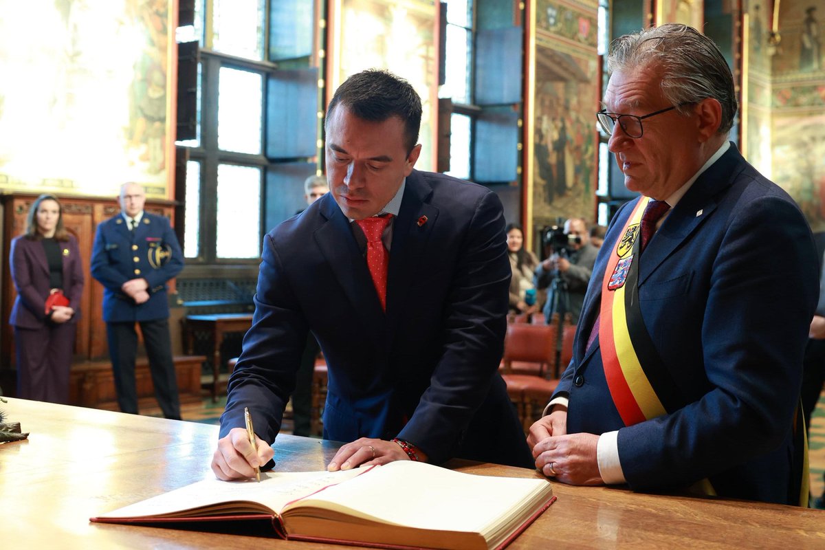 El Primer Mandatario <a href="/DanielNoboaOk/">Daniel Noboa Azin</a>, fue recibido por el alcalde de Brujas, Dirk De Fauw, en la Alcaldía de esta histórica ciudad, donde firmó el Libro Dorado como símbolo del fortalecimiento de los vínculos entre el Ecuador y Bélgica.