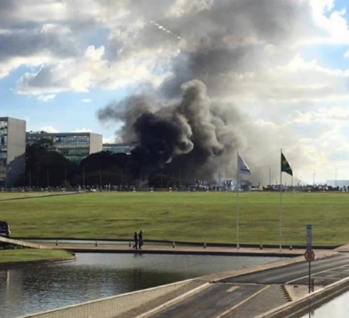 misteriouspavao's tweet image. Não, não é o que você esta pensando.

Isso aí é "apenas" uma manifestação pacífica convocada pelo PT contra o governo Temer em 2017