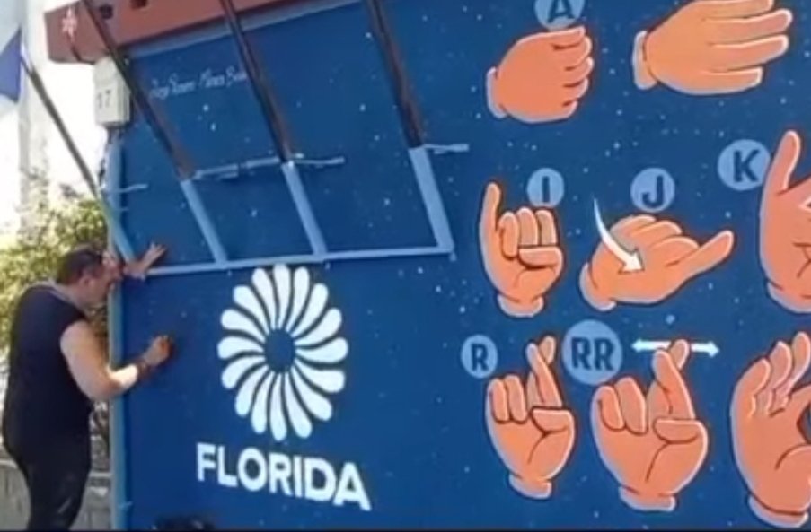 Muralista y funcionario <a href="/FloridaIDF/">Intendencia de Florida</a> Jorge Romero viene dejando su huella en Florida y el interior del departamento con murales que reflejan nuestra historia, cultura, deporte y educación.
Arte que transforma muros en identidad y espacios públicos en lugares con sentido.