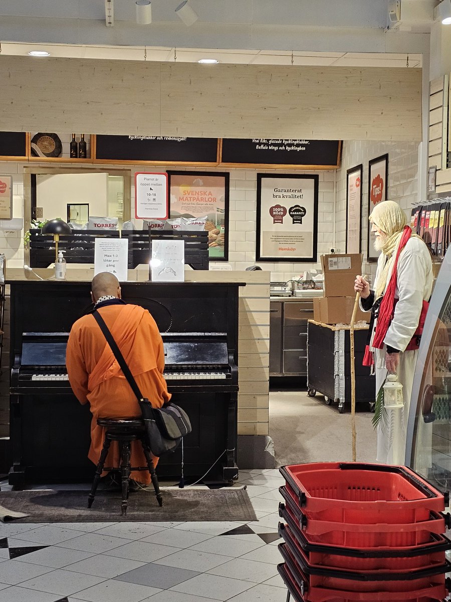 ไปซุเปอร์มาเก็ต เลี้ยวมาช็อคหนึ่ง เจอพระเล่นเปียโนร้องเพลง มองเลยไปช็อคสองนั่นใครหนะที่ยืนดู พระเยซูเรอะ พระเยซูยืนดูบุดด้าเล่นเปียเรอะ!