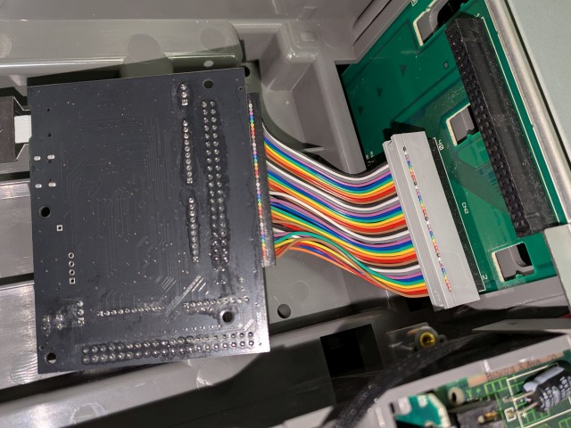 コネクタの上下逆だった！これでは直接挿さらないのでケーブル作った(笑
最初直接コネクタに付けたら、起動しない！？何故だと思ったら逆なのでショートしてた！！
幸いその後、起動できたから壊れていないことを願うけど、恐ろしい😅