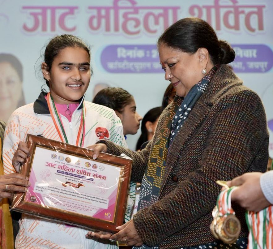 VasundharaBJP's tweet photo. आज कॉन्सिट्यूशन क्लब में आयोजित जाट महिला शक्ति संगम कार्यक्रम में शामिल हुई।

मैंने महसूस किया है कि महिलाओं को पुरुषों के मुक़ाबले 3 गुना मेहनत करनी पड़ती है, तब जाकर उन्हें राजनीति में स्थान मिलता है। आजादी के समय भारत में महिलाओं की साक्षरता दर 9 प्रतिशत थी, आज 65 प्रतिशत है। देश के आम चुनावों में चुनाव लड़ने वाली महिलाओं की संख्या 10 प्रतिशत है, जबकि 1957 में सिर्फ 3 प्रतिशत ही थी। महिला सांसदों की संख्या पहली लोकसभा में 22 थी, आज 74 है। राज्यसभा में 1952 में महिला सदस्यों की संख्या 15 थी, आज 42 हो गई। 

लेकिन यह संख्या अब भी पर्याप्त नहीं है। बेटियों और महिलाओं को और आगे बढ़ाना होगा। हमें इस संख्या को पुरुषों के बराबर करना होगा – और इस पहल के लिए शिक्षा ज़रूरी है। जैसा कि श्रीमती प्रतिभा पाटिल और श्रीमती द्रौपदी मुर्मू सहित अनेकों महिलाओं ने सिद्ध कर दिया है कि शिक्षा ही सफलता की कुंजी है।

#WomenFirst #NationalGirlChildDay #GirlsFirst
