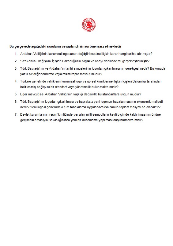 🇹🇷Türk Bayrağı, Türkiye Cumhuriyeti’nin egemenliğini, devlet otoritesini ve anayasal bütünlüğünü temsil eder.

🇹🇷Valilik logolarında bayrak kullanımı, ilin merkezi idareye bağlılığını ve devletin sürekliliğini simgeler.

💡Ardahan’a yeni atanan vali beyimizin, gelir gelmez ilk