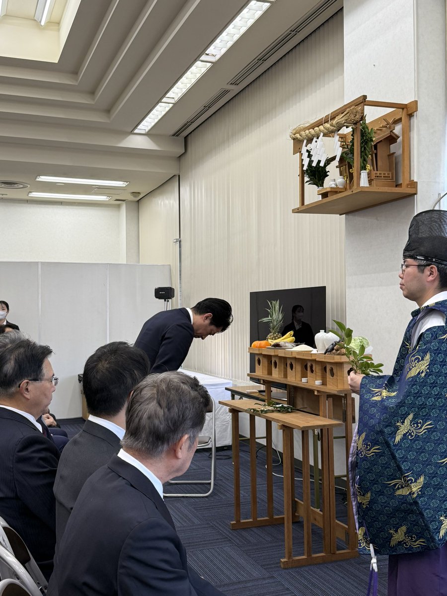 shinjirokoiz's tweet photo. 今日は地元横須賀で選挙事務所開きを行いました。

私自身が防衛大臣としての仕事に忙殺されながら、この短期間で無事にこの日を迎えることが出来たのは我が事務所の秘書・スタッフ、横須賀・三浦の県議・市議、後援会、ボランティア、全ての仲間・支援者のおかげです。私の財産であり、誇りです。

まだポスターが出来上がっていないなど、全てが整ったわけではありませんが、これで、私自身が候補者として戦う準備はできました。

「あとは我々に任せて、全国の仲間の応援頑張って。」

そうやって送り出してくれる地元の仲間たち。本当にありがとう。明日からは同志の応援に行ってきます。

期間中、地元に選挙で戻れるのは一日だけ。その日まで、横須賀・三浦を想いながら全国の同志の応援に全力を尽くします。

この選��のキャッチフレーズは「守り抜く」。
地元を守り抜く想いで、共に歩んできた仲間たちと、全身全霊、戦い抜いて参ります。

選挙の公示まで後3日。