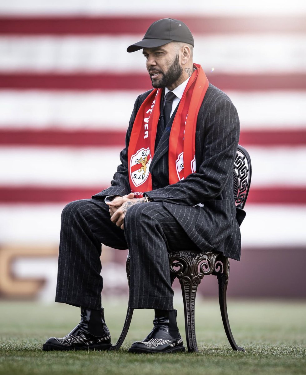 futebol_info's tweet image. Daniel Alves voltará a jogar futebol profissionalmente.

O brasileiro está tratando da documentação final para ser inscrito nos próximos dias como jogador e voltar ao futebol, atuando pelo Sporting Clube São João de Ver, da 3ª divisão de Portugal.

Ele comprou a SAD (espécie de…