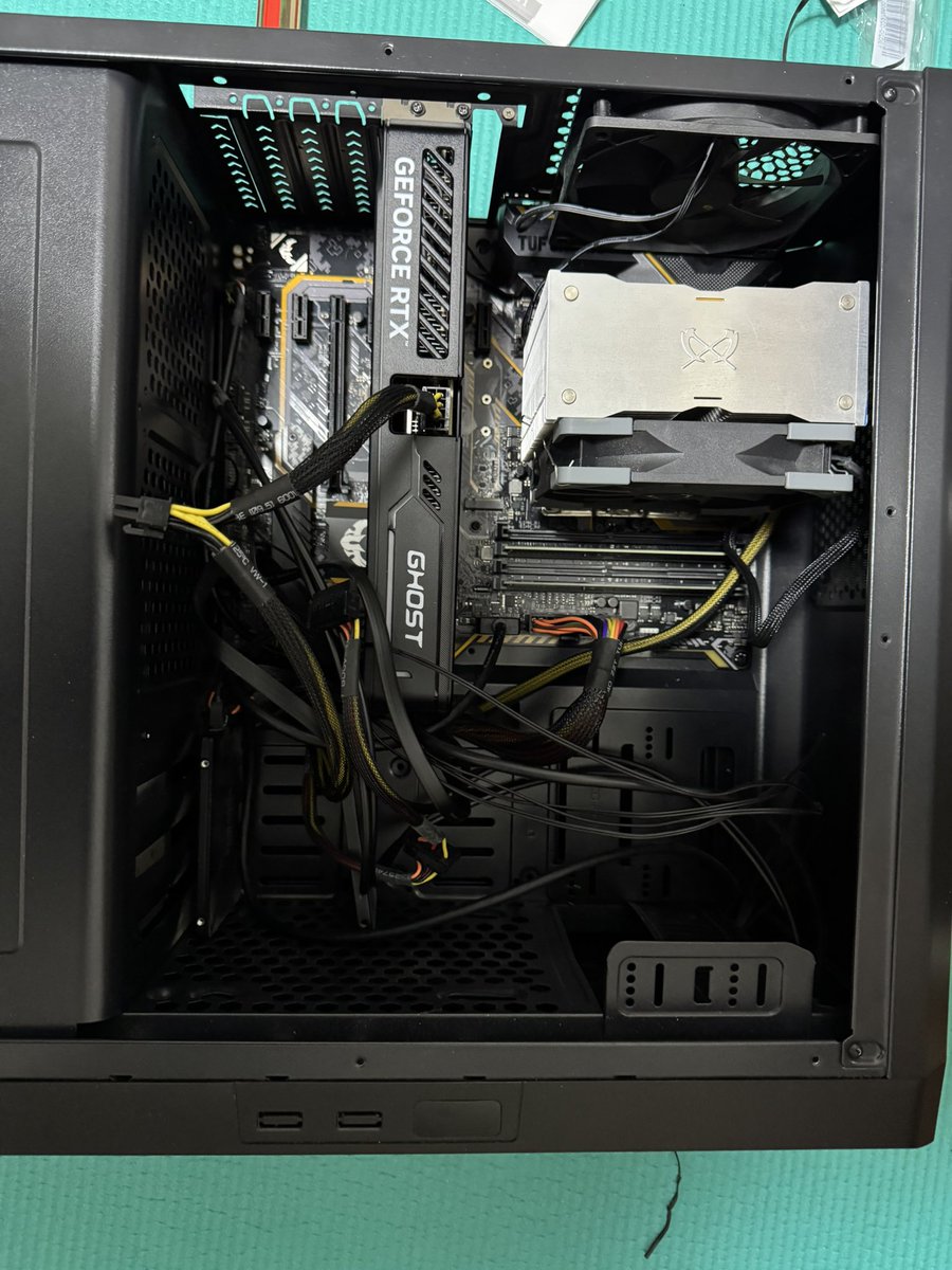 友達に手伝ってもらって、マザボ、グラボを新品に交換しました😊✨
やっぱりマザボが壊れてるようで無事、PC治りました🥹
友達に感謝します🙏✨