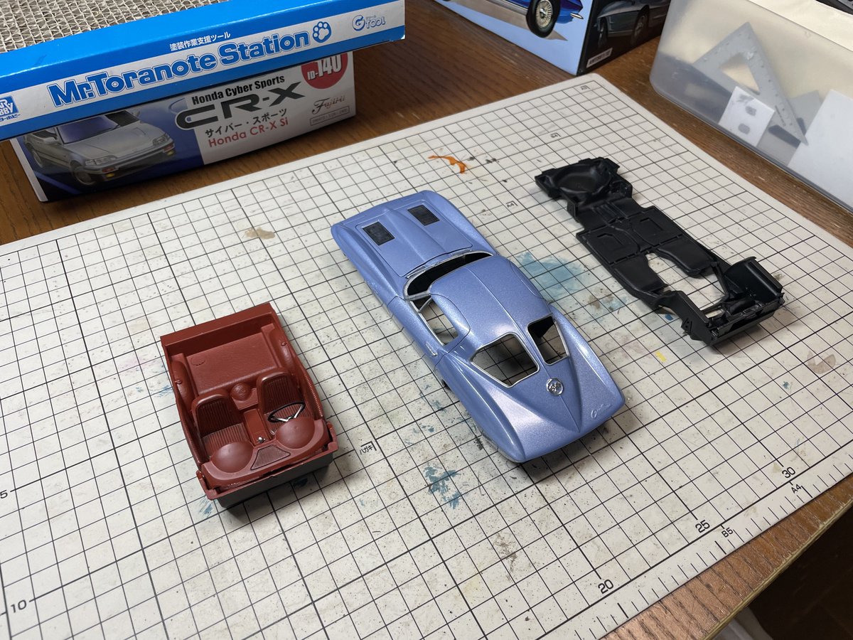 gureggggru1's tweet image. 渋滞してる先頭から片付けよう。amtの'63 コルベット。ボディのうっすいモールドの塗り分けは諦めた。実力の問題で、手間の割りに良くならない。#amt #C2コルベット #corvette