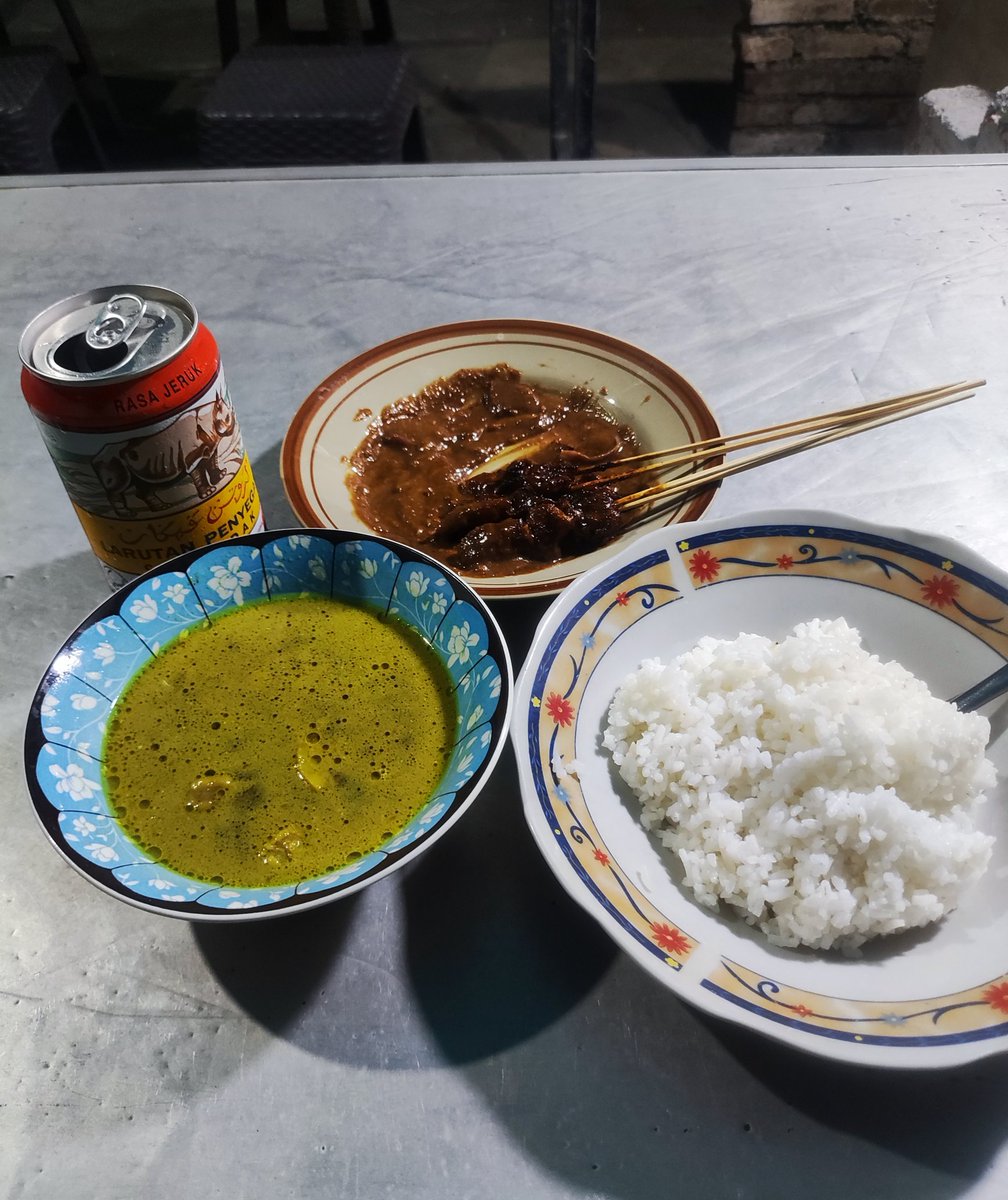 Bukncwoktamvan_'s tweet image. masih kosong tuh kursi nya, siapa tau ada cewek yg khilaf nemenin makan kan yakk😁😭
#bali 
#malming
#caritemenmain 
#kalomemangcocokbisadatangkerumah