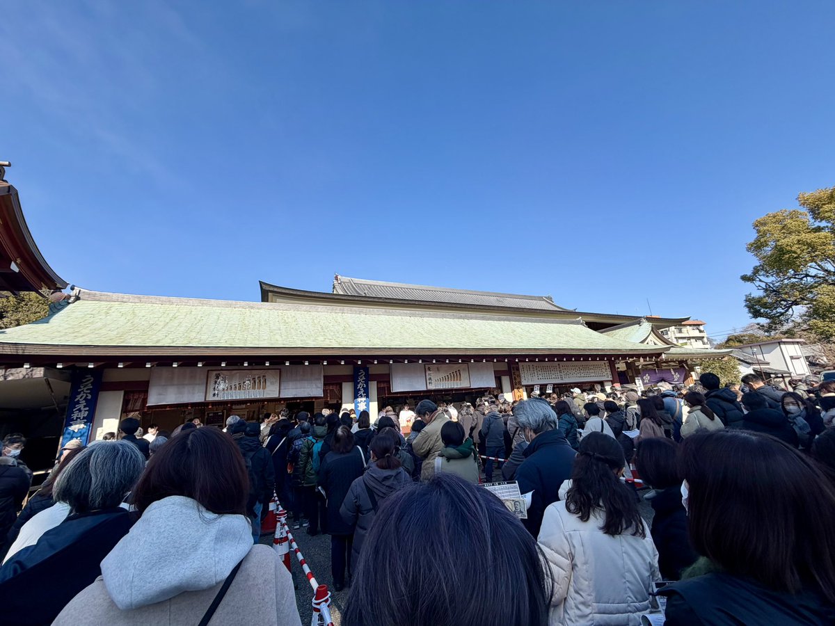 亀戸天神社のうそかえ神事に行ってみました🐥⸒⸒鷽（うそ）って鳥の、木彫りのお人形を交換することで、これまでの悪いことがうっそぴょーんってなるお祭り。初心者すぎて混み具合も知らず、まさかの3時間かけてのゲットだったけど、面白い行事に参加できて良かったです！