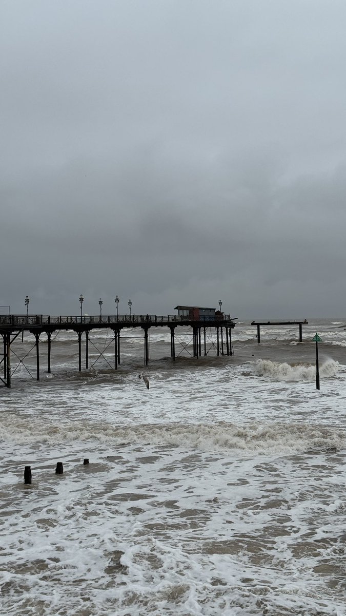 radioexe's tweet photo. Devastating scenes in Teignmouth this afternoon, with the end section of Teignmouth Pier lost to the sea during #StormIngrid https://t.co/pHBg3a6I2h