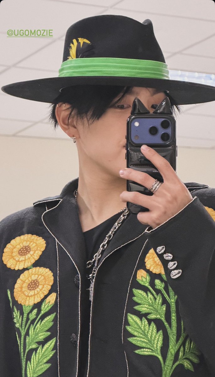 HONGSMINGKI's tweet image. the full look and he tagged ugo oh my iconic fashion duo 🥹🧡 this is just soooo stunning, i hope he posts pics in it later so we can see the full beauty