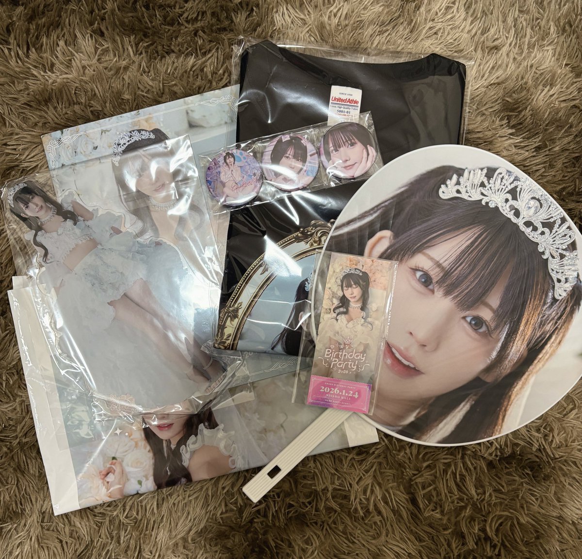 息子宅でグッズを開放ーー！ まずはアクスタのでっかさにビビる