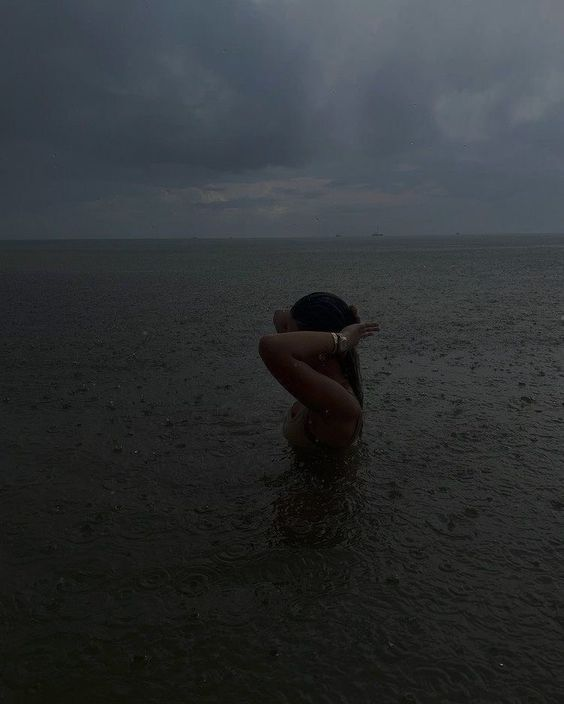 gIoomyweather's tweet photo. ocean + rain = therapy https://t.co/2QiwzcyNYS