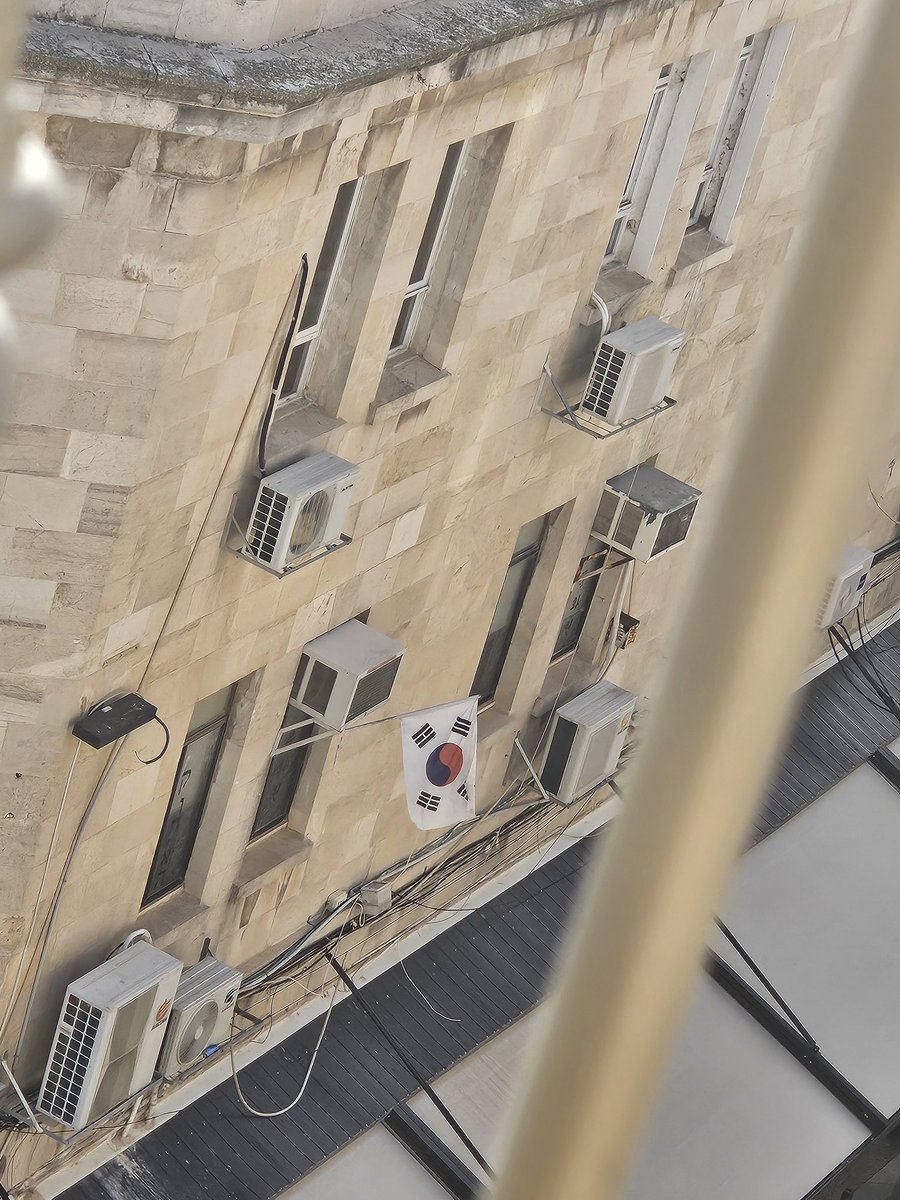 יושב לי במרפסת במלון בירושלים ורואה שמאחד הבתים מתנוסס הדגל של דרום קוריאה.