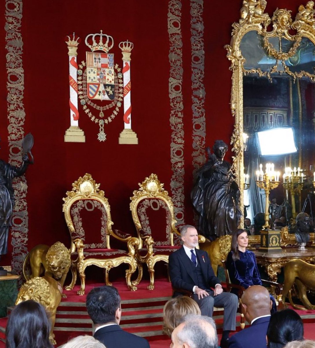 SrLiberal's tweet image. Los Reyes se negaron a ocupar el Trono Real y se sentaron en sillas normales, a la misma altura que los asistentes, durante la última recepción en el Palacio Real.

Un signo más de la decadencia en la que está inmersa la Corona española, la cual parece evidente que está vacante.