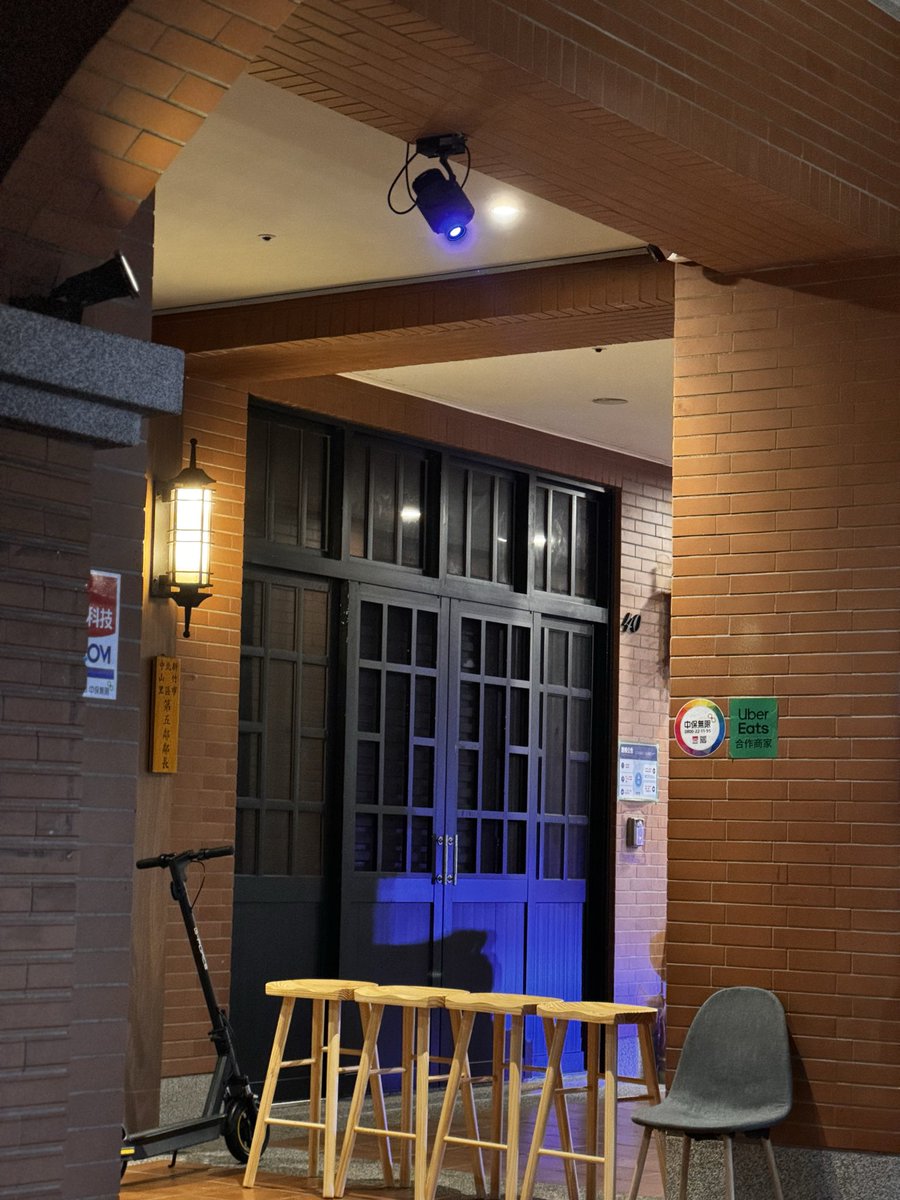 吃飽簡逛朋友買了芝麻包子跟珍珠奶茶包子味道還不錯😆 #織雪在不在