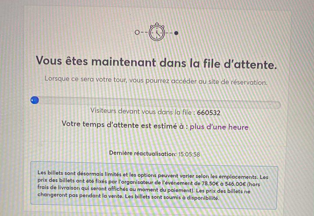 apobangpoer's tweet image. was 5 mins late to the paris sale and saw 660k people in front of me
