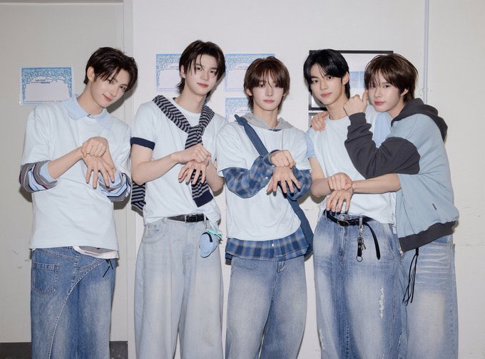 단체사진 찍을 때 지훈이 자리 비워두고 해파리포즈한 거 눈물나 씨앙