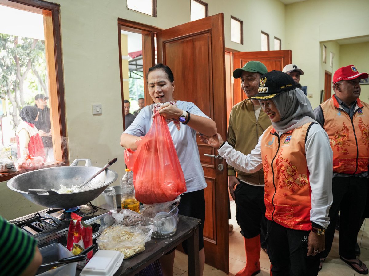 Wali Kota Administrasi Jakarta Barat, Iin Mutmainnah meninjau dapur umum swadaya masyarakat RW 10 di Kantor Sekretariat RW 10, Kelurahan Duri Kosambi, Kecamatan Cengkareng, Sabtu (24/1).

#PemkotJB