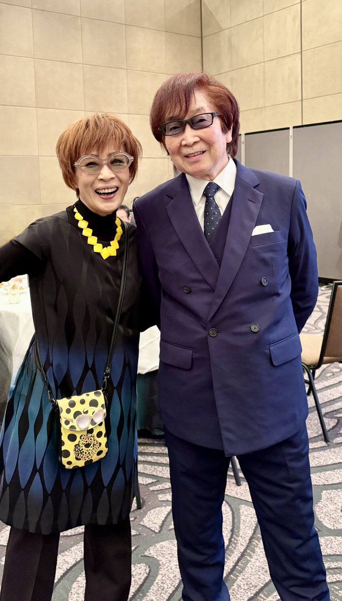 年に1度のお楽しみ、事務所の新年会にて。
ダーリン ⁦<a href="/TOSHIO_FURUKAWA/">声優・古川登志夫（青二プロダクション）</a>⁩ さんが、
これがなきゃ始まらないからね、というこのショット！
しあわせすぎるぜワタシ！

やっぱりダーリンが
1番だっちゃ❤️

#23club