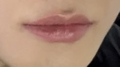 정우 얼굴에서 귀여운 부분 흔히 예상하는게 깊은 쌍커풀있는 눈 귀여운 부분이다 하는데 아이홀깊어서 섹시하기때문에 아니고요 그리고 
또 예상하는게 예술적인 콧대? 그건 그냥 코에서 미끄럼틀 타고 싶은거기 때문에 아니고요
우리가 봐야할거는 입꼬리는 올라가있고 
밑입술이 통통한 입술이에요