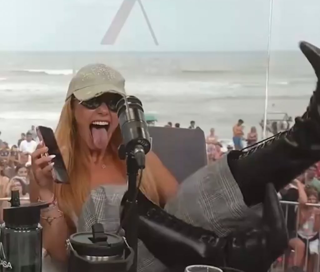 holdingerick's tweet image. ella llegó con resaca, se comió una milanesa en vivo, conoció a lola índigo, adelanto su nuevo éxito y grabó un tiktok con las k4os PODRÁN?💋💋💋