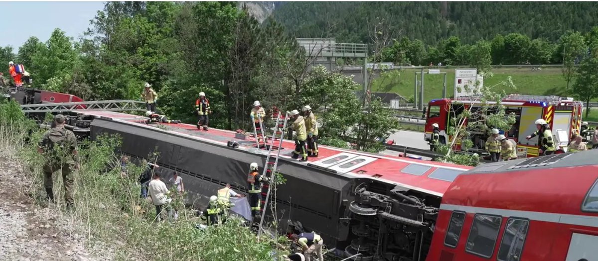 MatuteDuarte's tweet photo. Alemania: El pasado lunes 19, el Tribunal Regional de Múnich ha emitido su veredicto en el proceso penal tras el accidente ferroviario ocurrido en Garmisch-Partenkirchen el 3 de junio de 2022, que ocasionó 5 fallecidos y 78 heridos, 16 de ellos graves. Condena a DB InfraGo por el mal estado de la línea con traviesas de hormigón defectuosas. DB, a partir del accidente, se ha visto obligada a sustituir dos millones de traviesas de hormigón con defectos. Comunicado de prensa de DB https://t.co/KV7ti2Zt9j Relato detallado del accidente https://t.co/qBL7h6nBlM