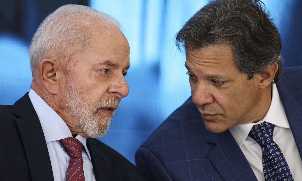 analise2025's tweet image. 🚨 ATENÇÃO: Lula está decidido a escolher Haddad como sucessor em 2030!

Caso Lula seja reeleito, Haddad assumirá a Casa Civil, mesmo cargo de Dilma até 2010.

Há resistência na ala de esquerda do PT, mas a palavra final é de Lula.

Concorda com a escolha?

📰 G1/Julia Duailibi