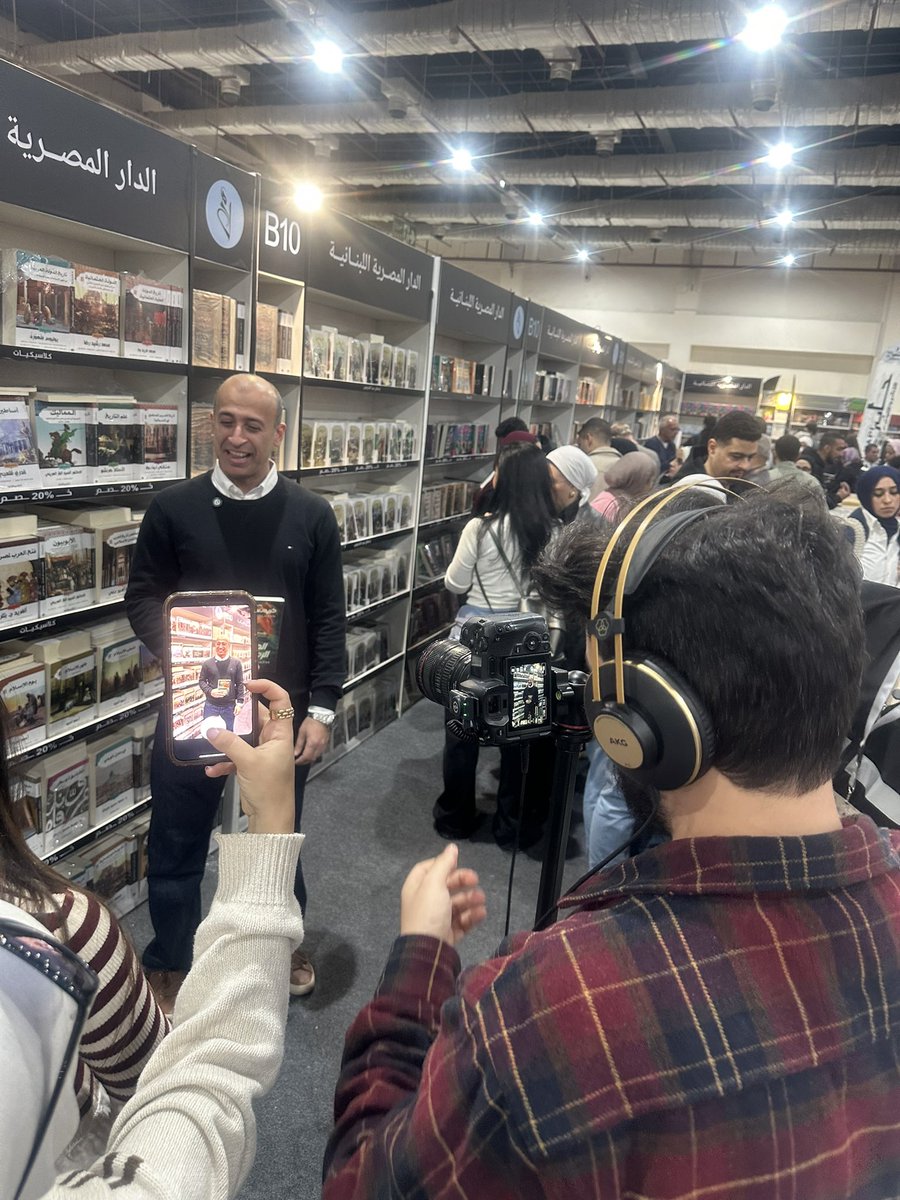 Kariem28's tweet photo. FOLKS!

I HAD MY FIRST EVER BOOK SIGNING TODAY!🥳🥳🥳 https://t.co/kU6Ft1A0jC