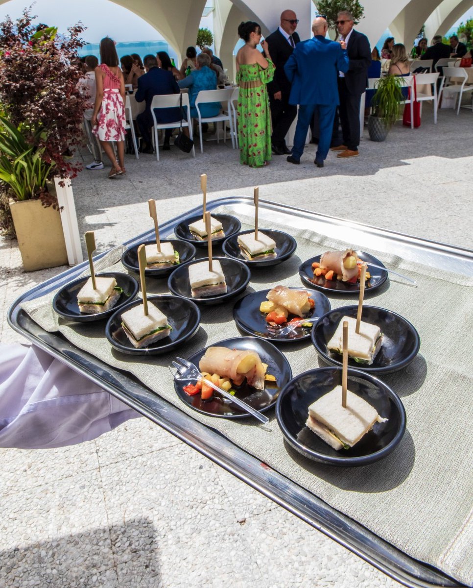 Piccoli assaggi, grandi emozioni ✨
Sapori da gustare, mentre la festa prende vita 🤍
.
#alchiardiluna #campiflegrei #alchiardilunaeventi
#eventicampiflegrei #wedding