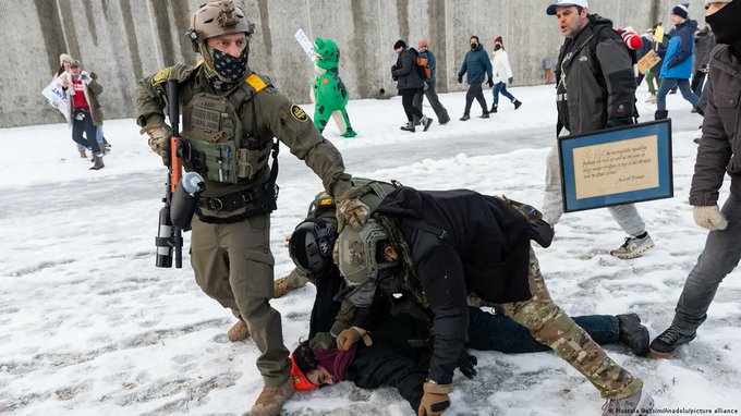 BrasilPost13's tweet image. O gado do Cool rasgado, ain, Alexandre de Moraes proibiu manifestação na frente da Papudinha, é uma ditadura.

Há vai tomar no Cool.
Nos Estados Unidos os Policiais do Trump estão batendo, prendendo e matando quem se manifestar contra ele, e vocês dizem que é democracia.   🐮  👇