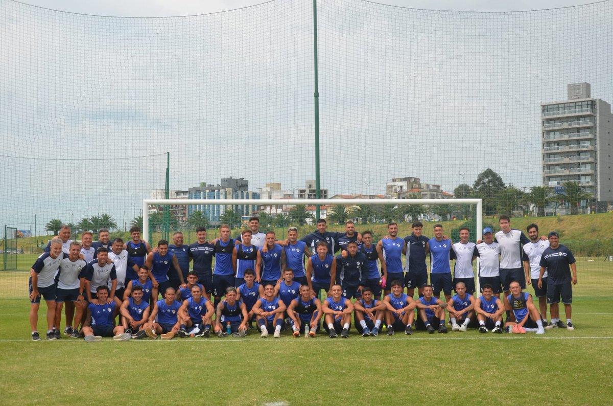 𝐕𝐮𝐞𝐥𝐭𝐚 𝐚 𝐜𝐚𝐬𝐚 🇫🇮

Tras completar la pretemporada en Mar del Plata, el plantel profesional regresa a Quilmes para continuar con la puesta a punto de cara al inicio del campeonato 💪🏻.
