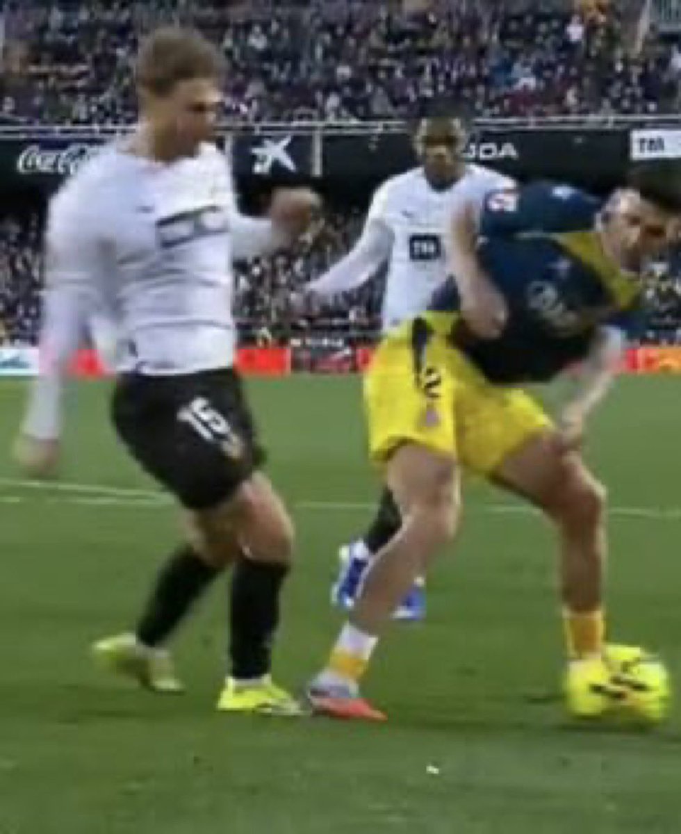 Saliendo de Mestalla, aún sin haber visto bien el penalti, sabía que, por A o por B, se iba a decir que hemos robado.

Y lo tenía claro porque molesta que gane el Valencia, y más de penalti en el último minuto.

Dicho esto, es un penaltito, muy tonto, pero en 2026 lo es.