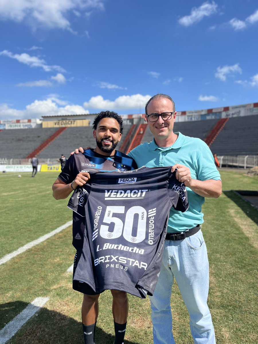 interdelimeira's tweet photo. 5️⃣0️⃣ VEZES LUCAS BUCHECHA! 🦁✨

Hoje, Lucas Buchecha completa 50 jogos com a camisa da Internacional.

Antes da partida, o presidente Danilo Maluf entregou ao volante uma camisa especial em homenagem à marca — que ele usará em campo.

Parabéns, Buchecha! E que venham muitos mais! 🤍🖤

#VAILEÃO
🦁🏁