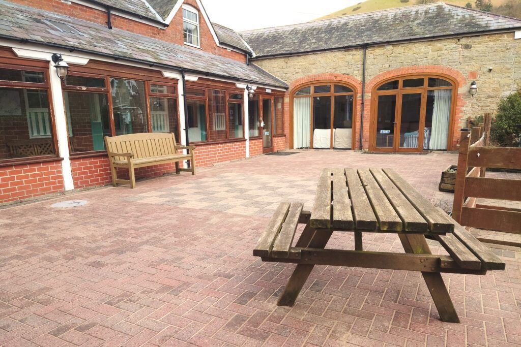 aroundaboutbrit's tweet image. Enjoy a Hassle Free Stay with Catering Options @ The Stabels in Herefordshire.

Guests can enjoy full meals served in one of the rooms in the main house, or opt for convenient tray bakes to serve in The Stables.

aroundaboutbritain.co.uk/Herefordshire/…

#TheStables #Herefordshire #Accommodation