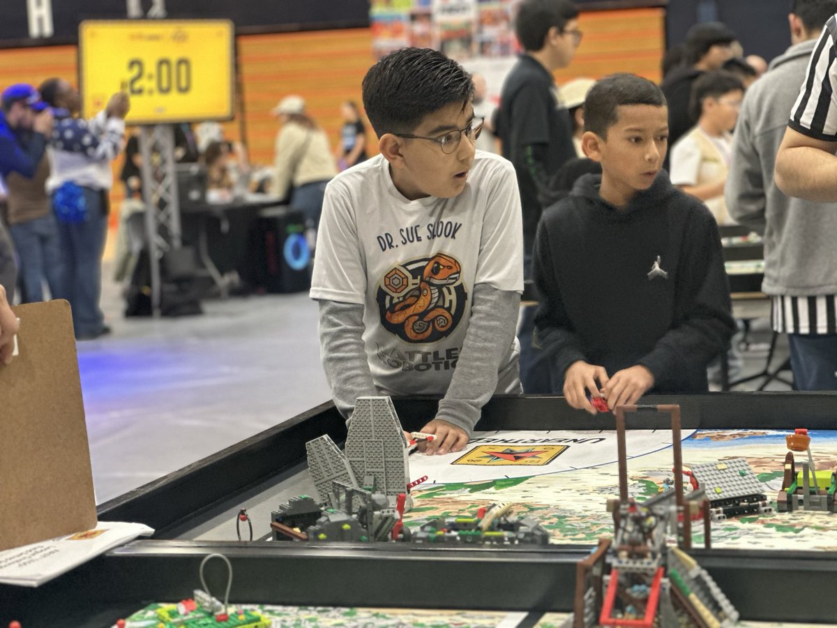 nhurtado_DSSE's tweet photo. 🤖 Proud of our DSSE Robotics teams competing at the First LEGO League today! Their innovation, teamwork, and problem‑solving skills are shining bright. Go Rattlers! 🧡💙 #GameOnRattlers @DSShook_ES https://t.co/gMwux5pGhB