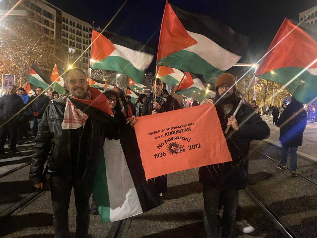 Hoy en Zaragoza mostramos nuestro apoyo a la digna lucha de los pueblos oprimidos.
¡Qué viva la digna lucha de palestinas y kurdas! 
#RiseUp4Rojava
#FreePalestine
#GazaUnderAttack
#KobaneUnderAttack
