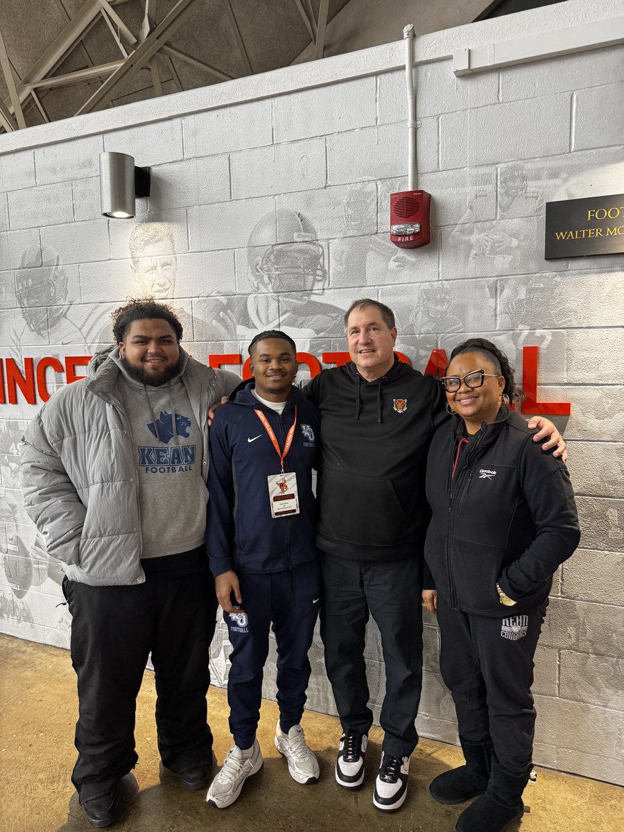 Xavier Davis tweet media