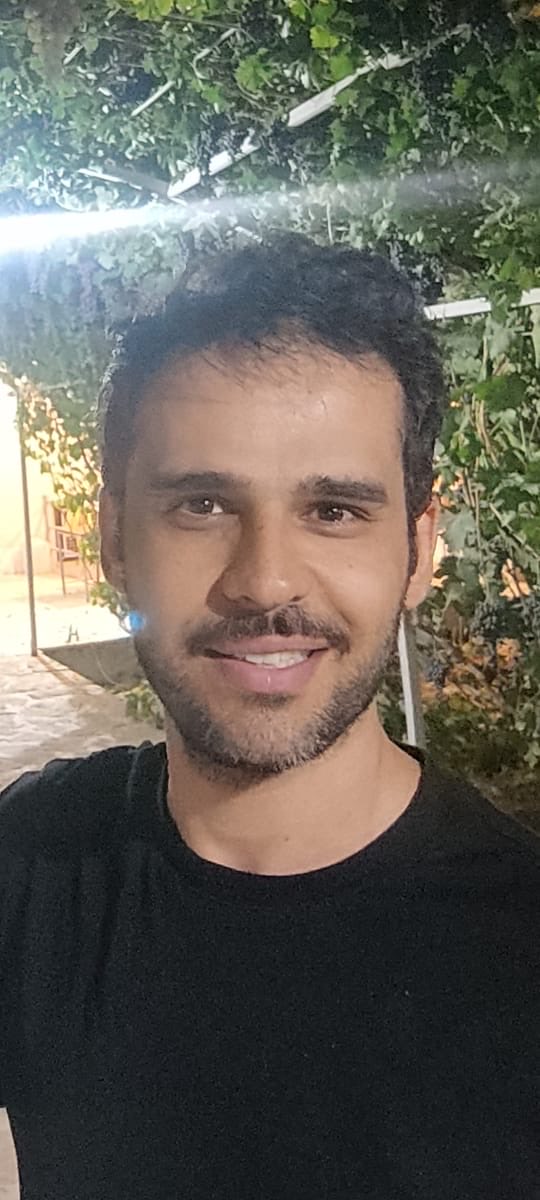 "Estoy devastado. Un buen amigo y compañero de dormitorio, Amin Pourfarhang, ha sido condenado a muerte tras protestar en Irán 😭 Es una de las personas más amables que he conocido.

Por favor, compártalo. La visibilidad aumenta el costo para la República Islámica y podría