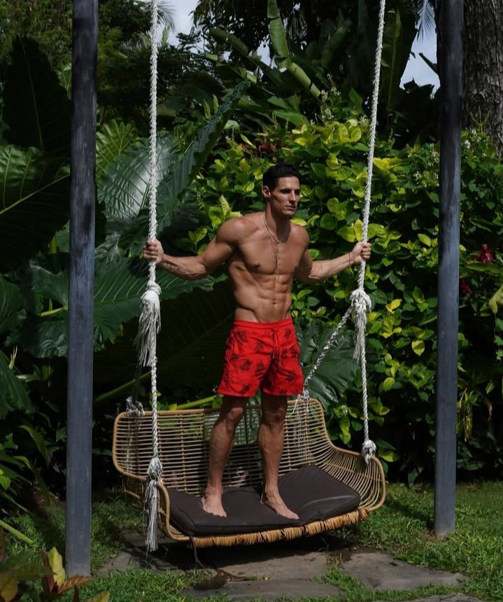 L ossessione che hanno per questo bonazzo qua,leggo i loro deliri e rido😂😂😂.che vita de 💩che hanno ,stanno a pensare a lui H24.😂😂😂😂😂