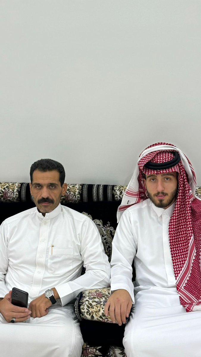 أبيض وجه وأبيض قفا مثل ثوبك
أكرم نبا وأكرم عطا مثل مخباك

أبلشت عدوانك معك وابلشوا بك
ويوم استضاقو من وقوفك وممشاك

عابوك في شي ماهو من عيوبك
ياللي قليل عيوبك أحلى مزاياك

والله ماغير يخاشرونك ذنوبك
ولا ماهم مثلك ولاهم بشرواك.