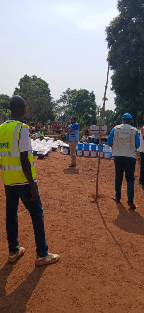 apsud25's tweet photo. APSUD a procédé ce jour à la distribution des kits d’hygiène d’urgence aux 500 ménages parmi les personnes déplacées internes de Zemio, en partenariat avec l’UNICEF. Cette distribution aux sites Catholiques, D, Mosquée et Hôpital répond aux besoins d’hygiène critiques https://t.co/y81t2jWLiI