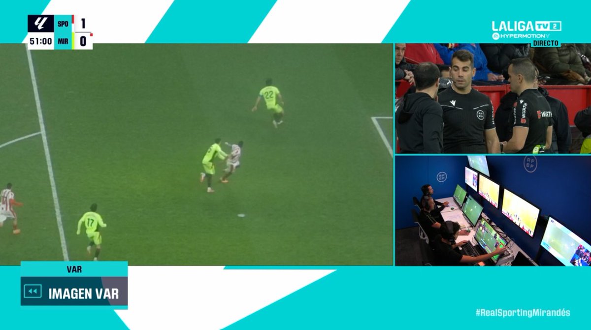 ArchivoVAR's tweet photo. 🖥️💥 El VAR tuvo que echar un cable a Pérez Hernández en el Sporting de Gijón - Mirandés.

👉🏻 Cabello agarra por el brazo de forma persistente a Otero dentro del área.

✅ 𝗘𝗦 𝗣𝗘𝗡𝗔𝗟𝗧𝗜.

▪️ El colegiado madrileño, tras acudir al monitor, señaló la pena máxima. https://t.co/iT56BUh3wm