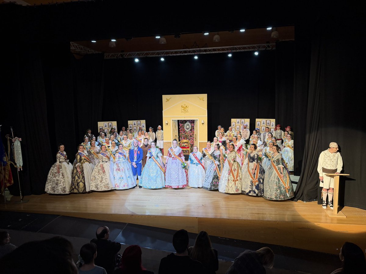 SagredoMarco's tweet image. Presentació de la Falla Colom D’Or al seu 40 aniversari 

#FallesPaterna