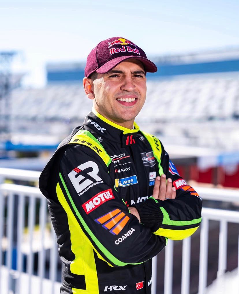 🇹🇷 Yarış devam ederken Temsilcimiz Ayhancan Güven kısa bir röportaj verdi.

🗣️ Ayhancan Güven: “Günün ortasında fena olmayacağımızı düşünüyoruz. Yarışın sonlarında güçlü bir aracımız olacak, başlarken ve tek turda biraz zorlandık.”

#Daytona24Saat