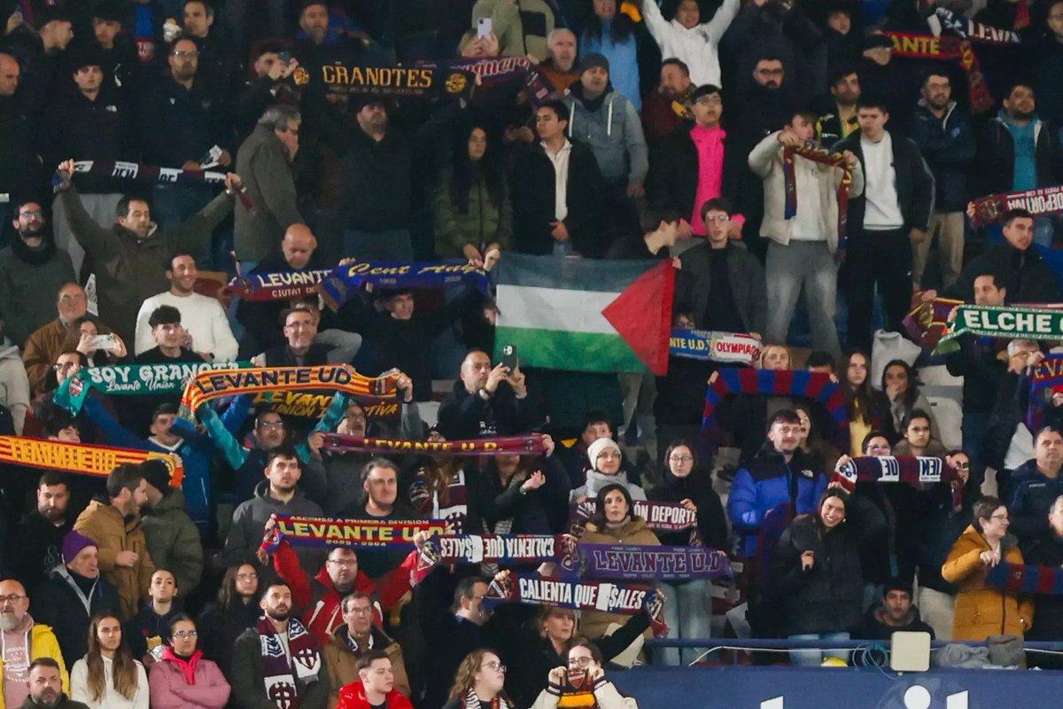 ultras_antifaa's tweet image. #Spain - Levante UD supporters protested the club’s signing of Israeli midfielder Tay Abed by waving Palestinian flags in the stands during the match against Elche.

One of Levante’s ultras groups, Penya Tòtil, described the transfer as a form of implicit support for Israel and…