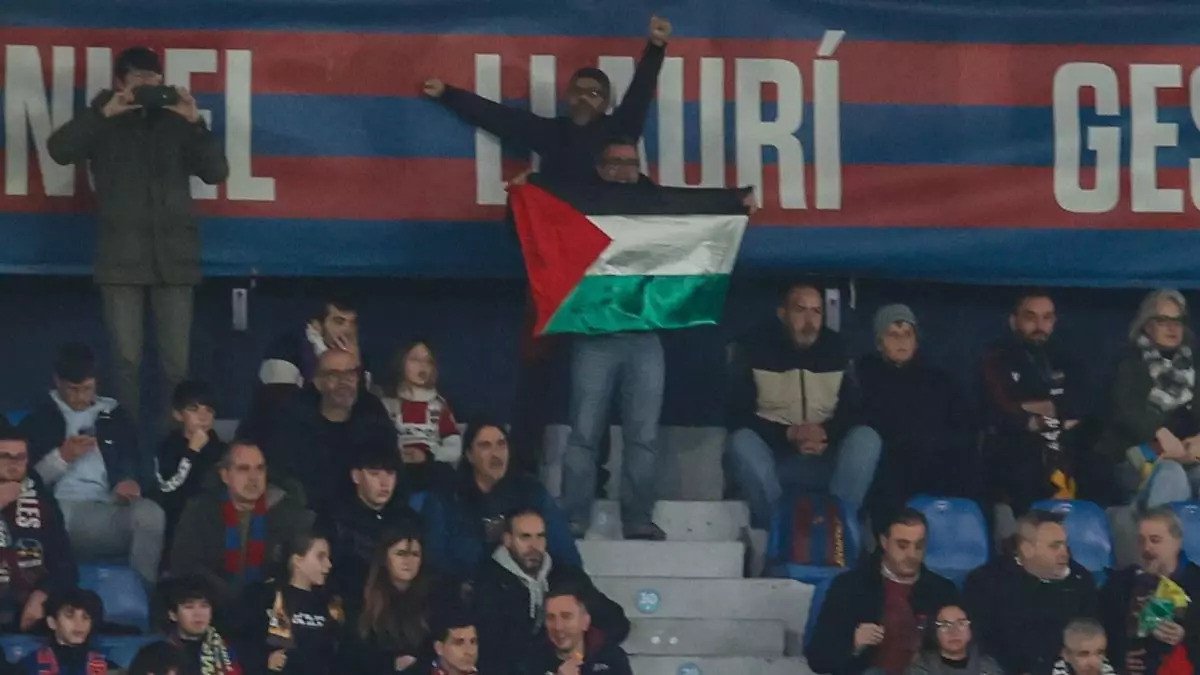ultras_antifaa's tweet image. #Spain - Levante UD supporters protested the club’s signing of Israeli midfielder Tay Abed by waving Palestinian flags in the stands during the match against Elche.

One of Levante’s ultras groups, Penya Tòtil, described the transfer as a form of implicit support for Israel and…