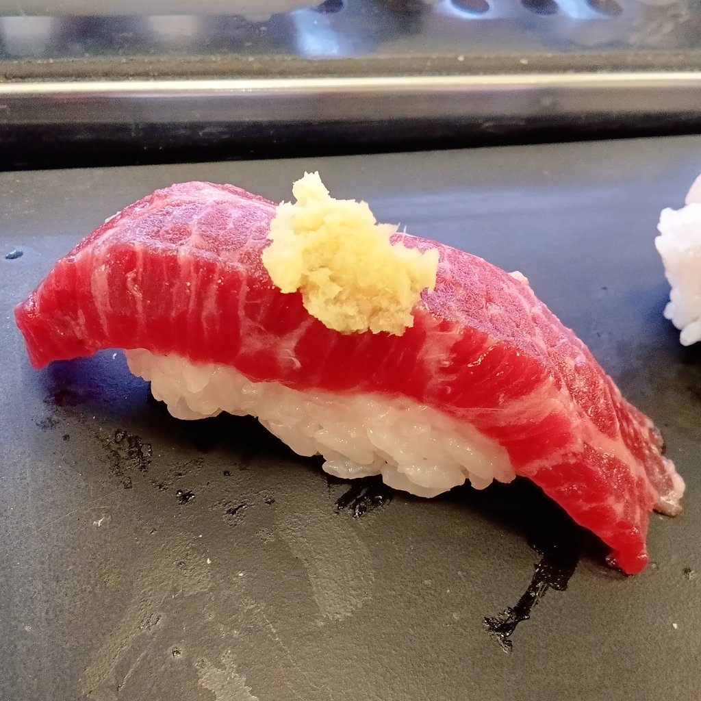 すしざんまい横浜西口店で食べた、高知県産ナガスクジラの尾の身の握りです😋💘💘💘⭐🎉🎉
旨いね💞💞
#すしざんまい　#寿司#鯨#ナガスクジラ#クジラ#尾の身#南幸#横浜グルメ　#横浜グルメ