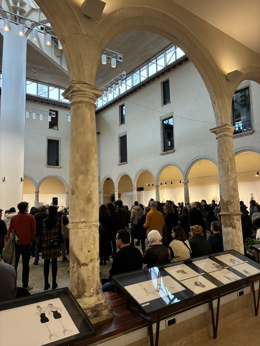 MontseAyats's tweet photo. L’#AnnaPont no hi és físicament però ens continua il.luminant. L’expo d la seva ingent obra omple i dignifica el claustre d CCJoanTriadú 😍 Visiteu-la i adquiriu alguna obra 👉 https://t.co/CCeUZc9Pzl i contribuireu a crear espais benestar persones amb càncer a @ICO_oncologia https://t.co/G6SuNVqRTy