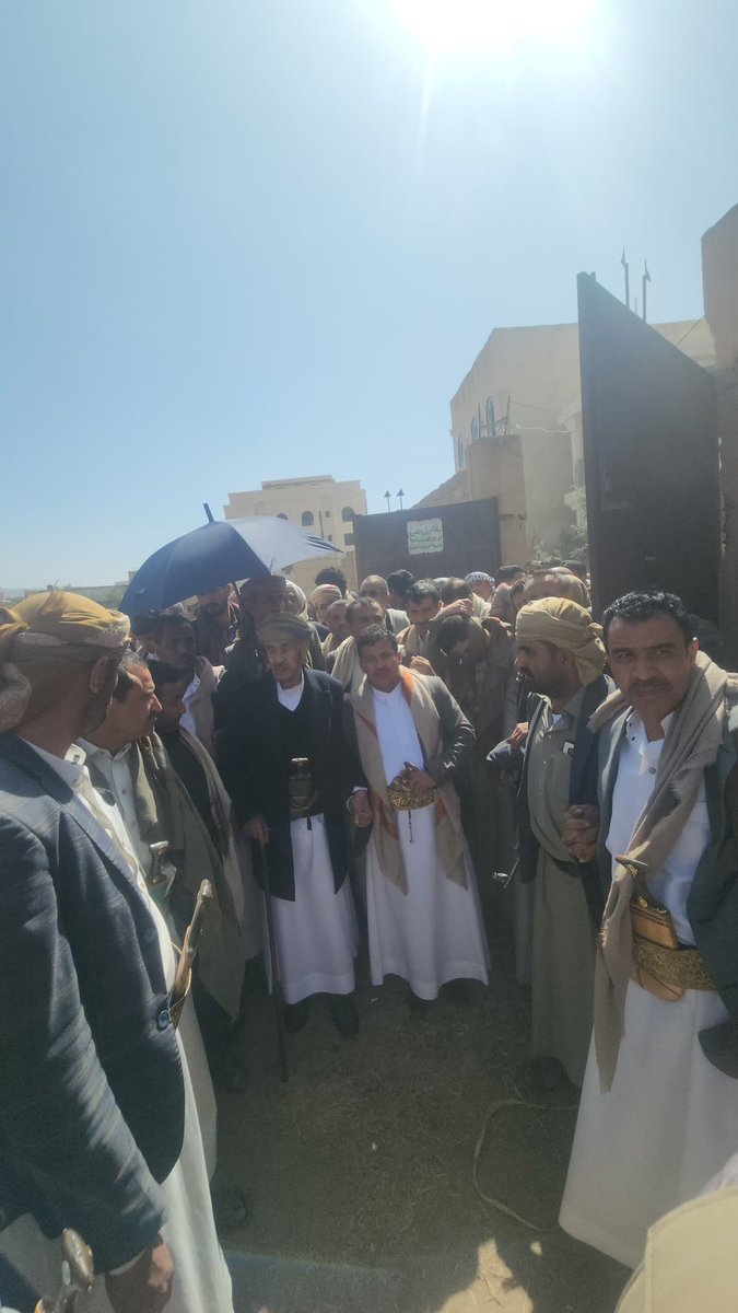 hussinalezzi5's tweet image. تشرفت بنقل سلام وتعازي القيادة إلى الوالد العزيز/ ناجي بن عبدالعزيز الشايف شيخ مشايخ اليمن وذلك في وفاة النقيب / عصام بن حزام الشايف سائلين الله الرحمة والمغفرة للمتوفى والصبر والسلوان لكافة أسرته وذويه وإنا لله وإنا إليه راجعون